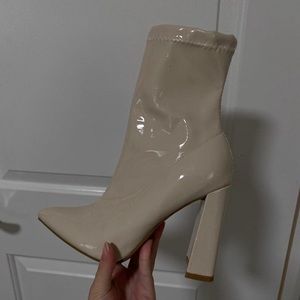 Nude heels/ size 6 wms